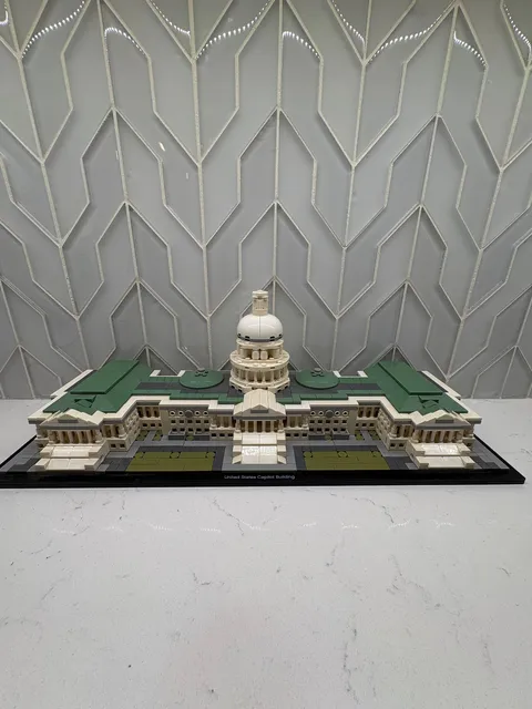 LEGO ARCHITECTURE: United States Capitol Building (21030) - Used, With Book