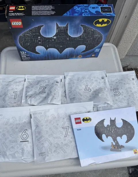 LEGO DC Batman Logo 76330                 678 PCS Collectible Display Set Adult