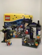 LEGO Seasonal: Trick or Treat Halloween Set (40122); COMPLETE with Instructions