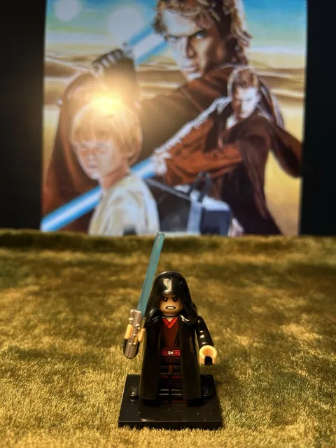 1x MINI STAR WARS ANAKIN SKYWALKER YEDI KNIGHT on original LEGO Base