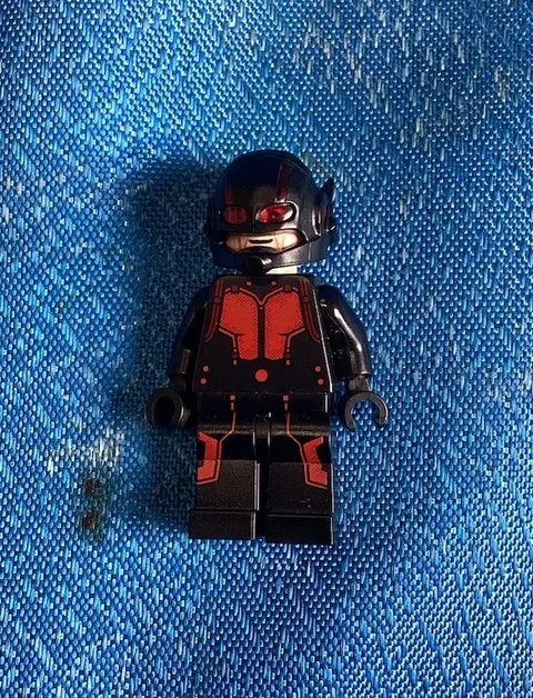 LEGO Ant-Man Minifigure Black Helmet Red Eyes Red/Black Armor Plastic Figure