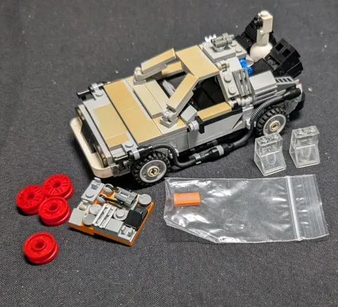 Retired LEGO 21103 Ideas: The DeLorean Time Machine. 401 pcs. complete. no box