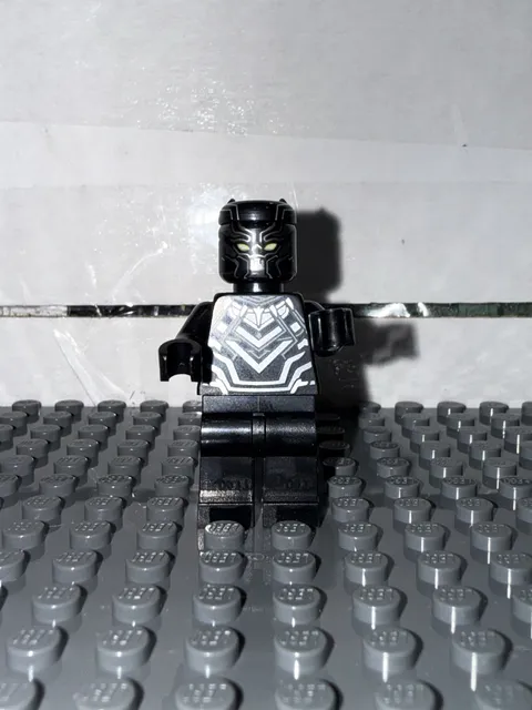 Lego Sh0263 - Black Panther - Dark Silver Armor, Yellow Eyes