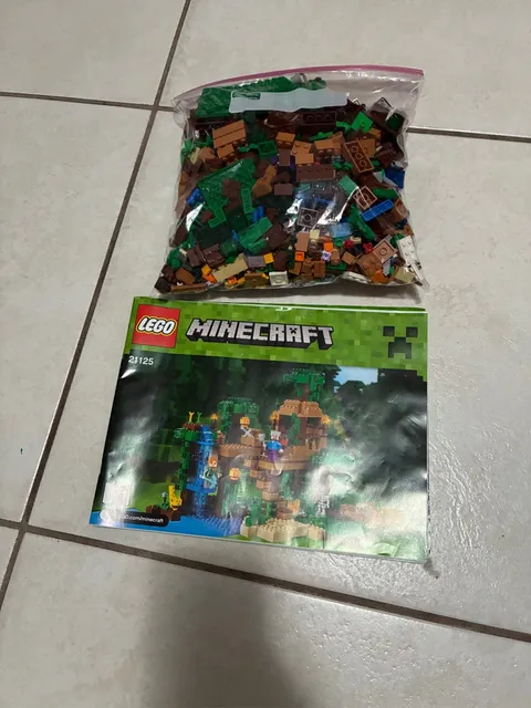 LEGO Minecraft: The Jungle Tree House Set (21125) Complete
