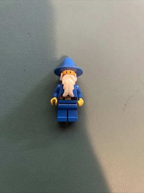 Lego Castle Majisto the Wizard - Legs, Black Plastic CapeItem No: cas249