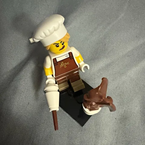 LEGO Minifigures Chef/Baker Minifigure White Hat Brown Apron Pastry Bag