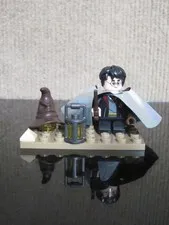 Lego Figurine Minifig Harry Potter Gryffind Cape Sorting Hat Lantern Wound