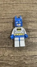 LEGO DC Super Heroes - Batman - Light Bluish Gray Suit with Yellow Belt -No Cape