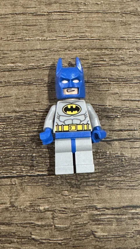 LEGO DC Super Heroes - Batman - Light Bluish Gray Suit with Yellow Belt -No Cape