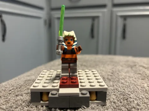 LEGO Star Wars Ahsoka Tano Padawan Minifigure Green Lightsaber LEGO Torso Cracks