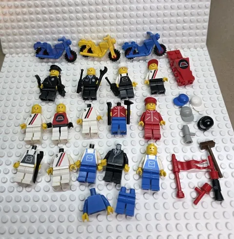 Lot of Vintage Lego Minifigures & Accessories 