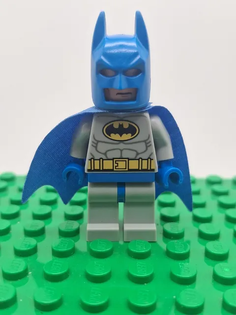 Lego DC Batman Blue Cape Minifigure Light Bluish Gray Suit Batman II sh0111