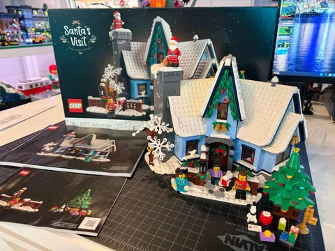LEGO Icons: Santa's Visit (10293)  100% Complete + Box + Instructions.