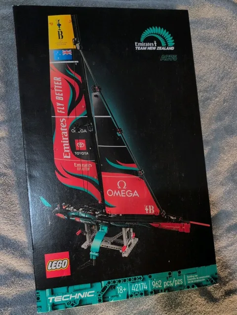 NEW LEGO Technic Emirates Team New Zealand AC75 Yacht 42174 Building Toy Set