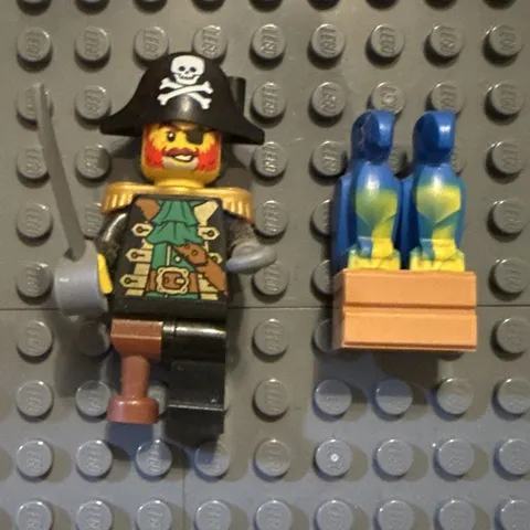 LEGO Pirates Minifigure Black Pirate Hat Sword & Accessories