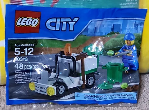 LEGO City GARBAGE TRUCK 30313 New SEALED Polybag Trash Recycle Shovel Sweep Car