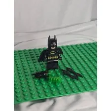 LEGO Batman Minifigure - Black Suit With Yellow Belt And Crest - Type 1 2012