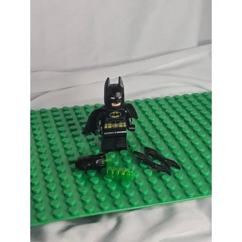 LEGO Batman Minifigure - Black Suit With Yellow Belt And Crest - Type 1 2012