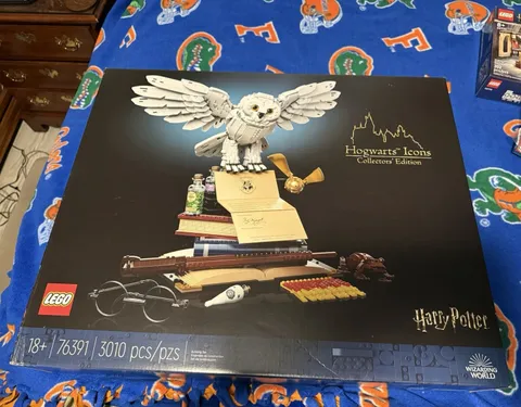 LEGO Harry Potter Hogwarts Icons - Collectors' Edition 76391 GWP Bundle