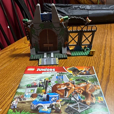 LEGO Juniors Jurassic World T. rex Breakout 10758 Complete Set 150pc