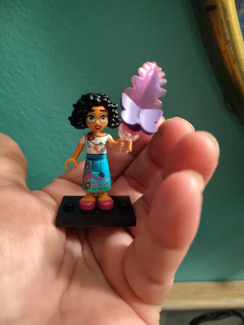 LEGO Minifigure Disney Encanto Mirabel Madrigal 43215 With A Butterfly Dis117