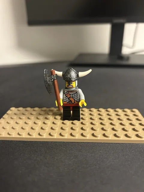 Lego 7017  Viking Warrior  Mini figure- Vikings- Helmet/Viking armor