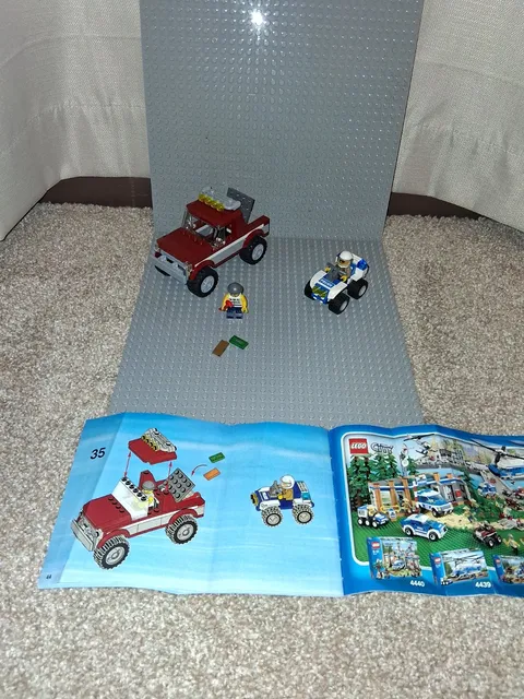 LEGO CITY: Police Pursuit (4437) Has figures, manual is missing Cover 