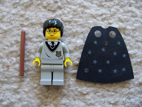 LEGO Harry Potter - Rare Harry w/ Hogwarts Torso Wand & Cape - 4708 - Excellent