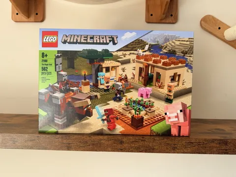 LEGO Minecraft The Illager Raid 21160 Retired 562 Pieces Complete Set