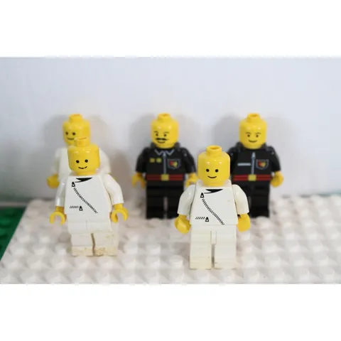 Vintage LEGO Minifigures Lot of 5 Classic Town Space Police Astronaut Figures