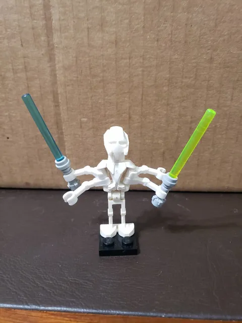 LEGO Star Wars General Grievous sw0134a Straight Legs Complete w/ 2 Lightsabers