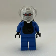 LEGO Mr freeze 2006 Minifigure- MINT CONDITION- NO GUN AND WHITE TUBE PIECE