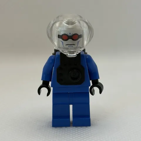 LEGO Mr freeze 2006 Minifigure- MINT CONDITION- NO GUN AND WHITE TUBE PIECE