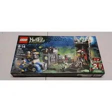 LEGO Monster Fighters: The Crazy Scientist & His Monster (9466) Brand new.