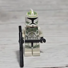 LEGO - STAR WARS - Clone Trooper with Sand Green Markings - Mini Figure 