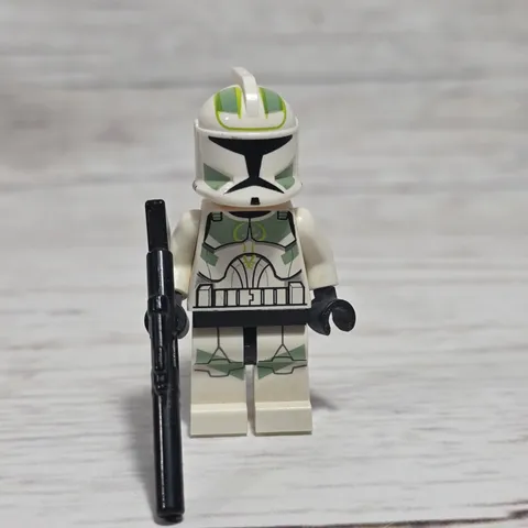 LEGO - STAR WARS - Clone Trooper with Sand Green Markings - Mini Figure 