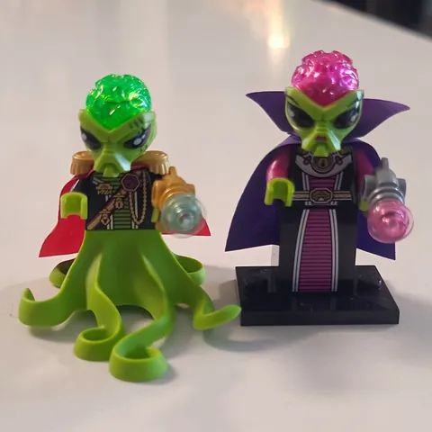 LEGO Minifigures Alien Figures Lot of 2 w/ Capes Blaster & Display Base