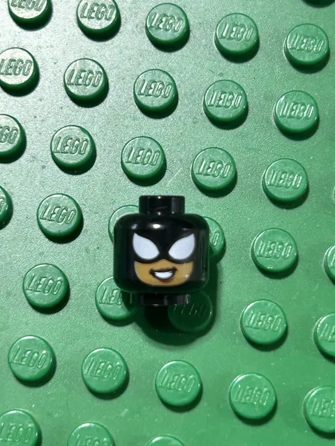 LEGO minifigure Head Only - part 3626cpr3125 Spider-Girl head - Smirk Teeth