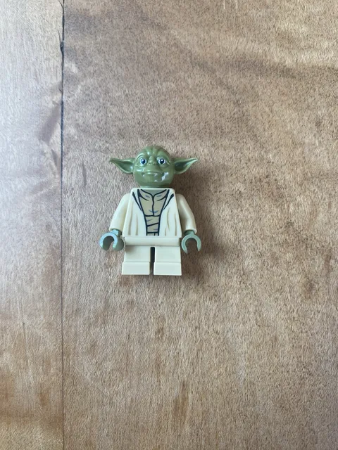 Lego Star Wars Yoda - Olive Green, Open Robe with Large Creases Minifigure