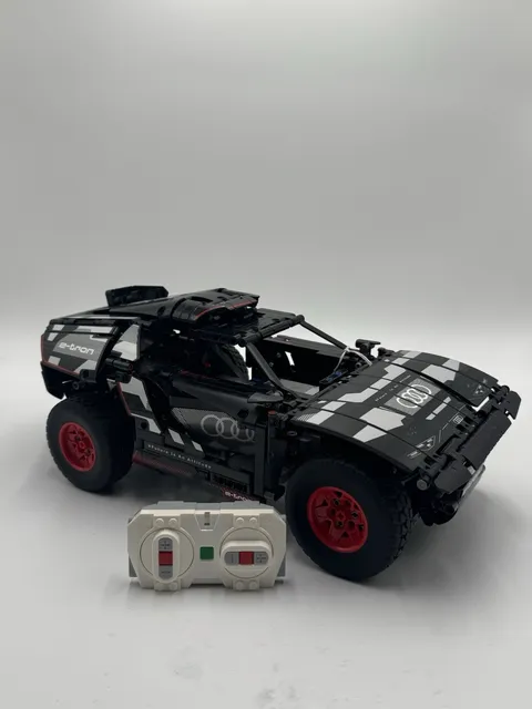 LEGO Technic Model: Race: Audi RS Q e-tron 42160 Tested / Controller