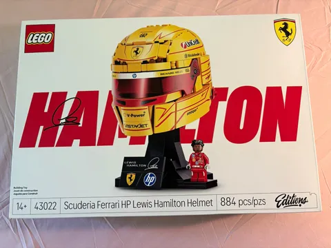 LEGO Icons 43022 Ferrari Lewis Hamilton Helmet Set 884 pcs Display piece