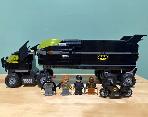 LEGO 76160 Super Heroes Batman Mobile Bat Base with Nightwing