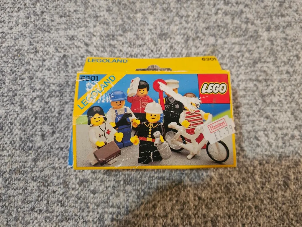 LEGO Legoland Town 6301: Town Mini-Figures. NEW OPEN BOX. READ