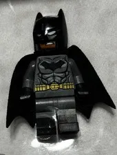 LEGO Batman Minifigure Gray Suit Yellow Belt Cape + Display Case DC Super Heroes