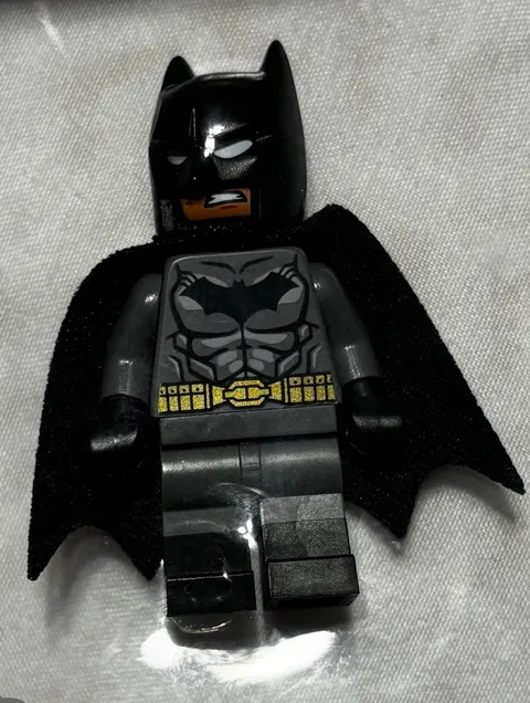LEGO Batman Minifigure Gray Suit Yellow Belt Cape + Display Case DC Super Heroes
