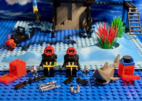 LEGO Aquazone Aquasharks 6190 Shark’s Crystal Cave  (Incomplete) W Figures Extra