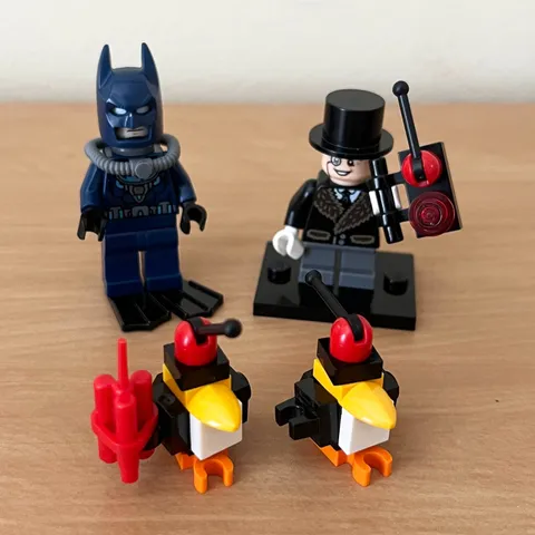 LEGO Batman Dark Blue Wetsuit  (sh0097), The Penguin (sh0096) minifigures 76010