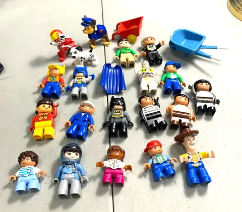 LEGO DUPLO LOT OF ANIMAL FIGURES & PEOPLE-ZOO & FARM ANIMALS-22 pc lot