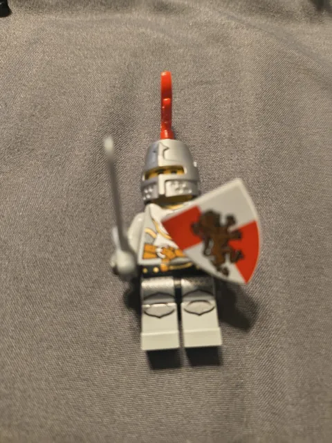 LEGO minifigure Lion Knight cas440 Castle Kingdoms 7949 shield plume