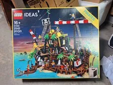 LEGO 21322 Pirates of Barracuda Bay With Minifigures & Manual & Box